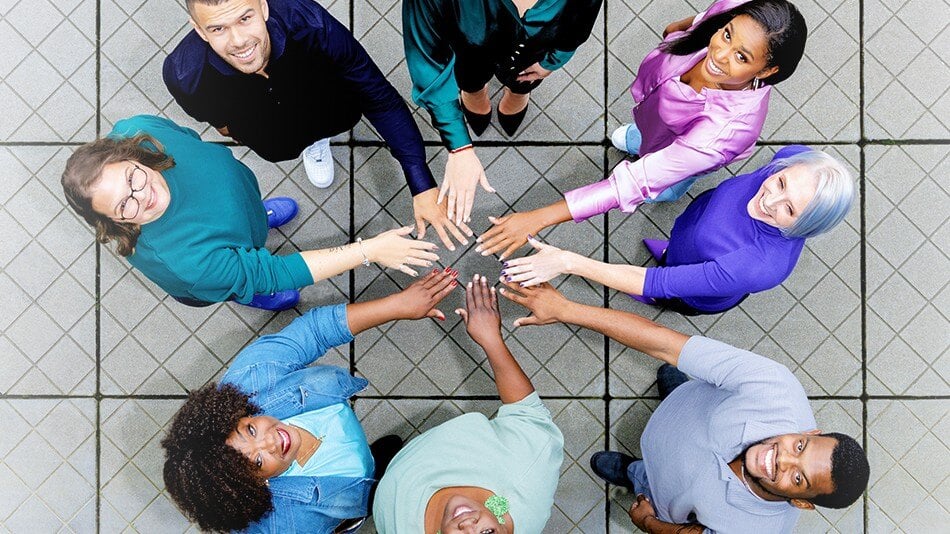 Zorginstellingen header handen kijken naar boven-1